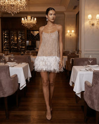 Beige Feestelijke Mini Jurk met Off-Shoulder Hals en Gelaagde Overlay – Glamoureus & Verfijnd – Lorène