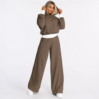 Taupe loungeset dames met cropped hoodie en wijde broek met witte contrastrand
