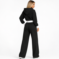 Achterkant van zwarte loungeset met cropped hoodie en wijde broek