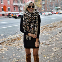 Vrouw met oversized dames sjaal in luipaardprint met franjes