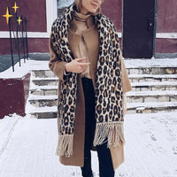 Dames sjaal met luipaardprint in een herfstoutfit