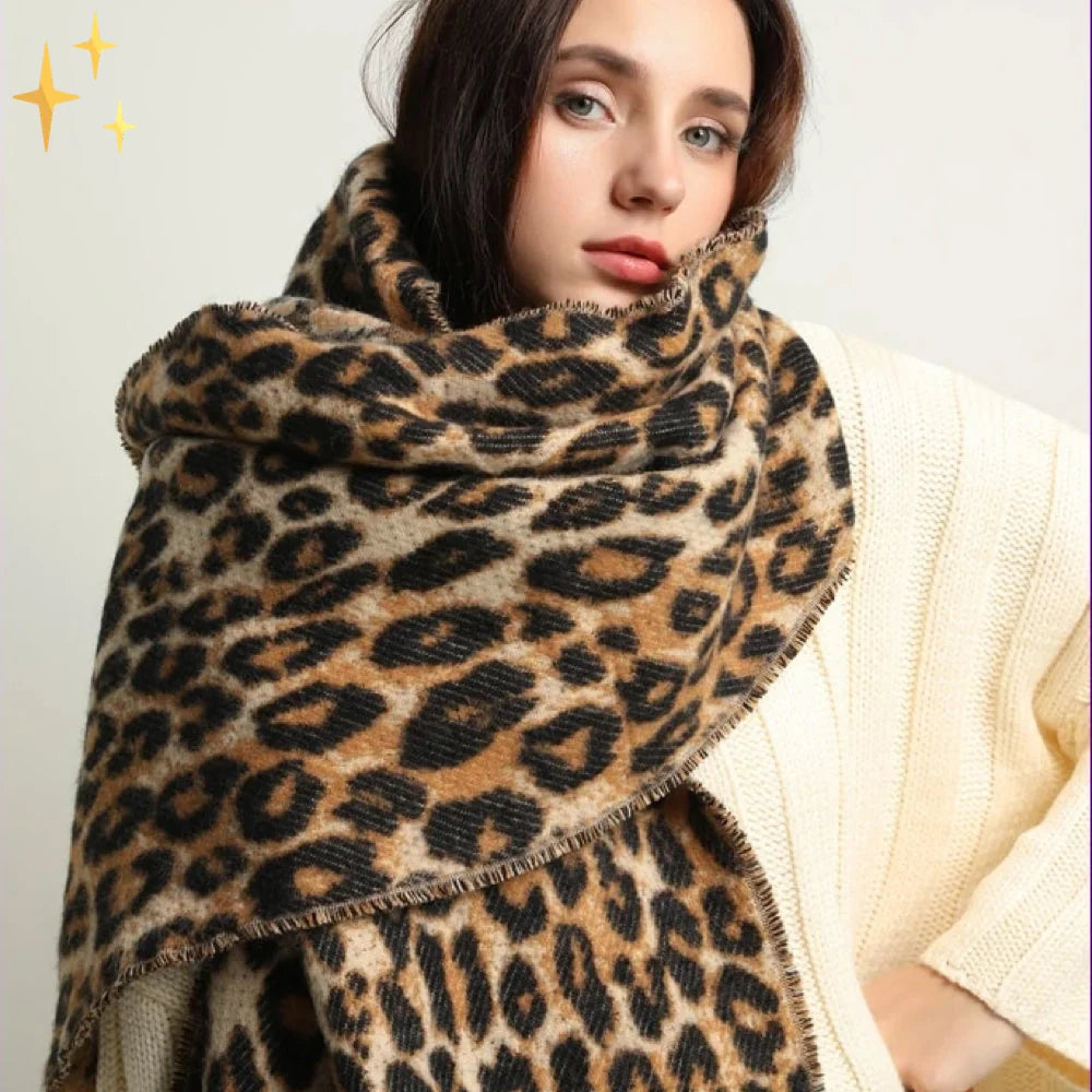Oversized luipaardprint sjaal met franjes gedragen