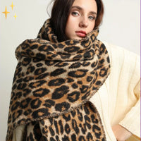 Oversized luipaardprint sjaal met franjes gedragen