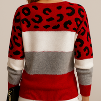 Rode gebreide dames trui met luipaardprint en colourblock, achteraanzicht