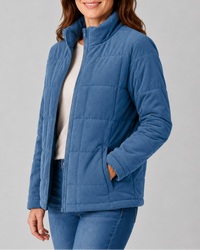 Mat gewatteerd dames jack met blokstiksels en staande kraag in blauw, open gedragen met steekzakken
