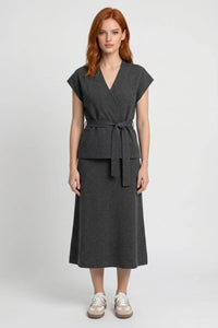 Set met V-hals Vest en Midi Rok met Strikceintuur – Tijdloos & Verzorgd – Mervane