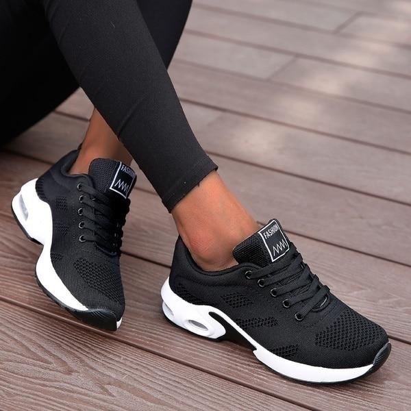 Zwarte dames sneakers met veters en luchtkussen in de hak