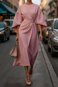 Dames midi-jurk met wijde mouwen en tailleband in roze