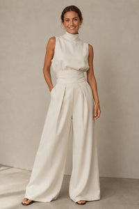 Gebroken witte jumpsuit met brede tailleband en geplooide pijpen