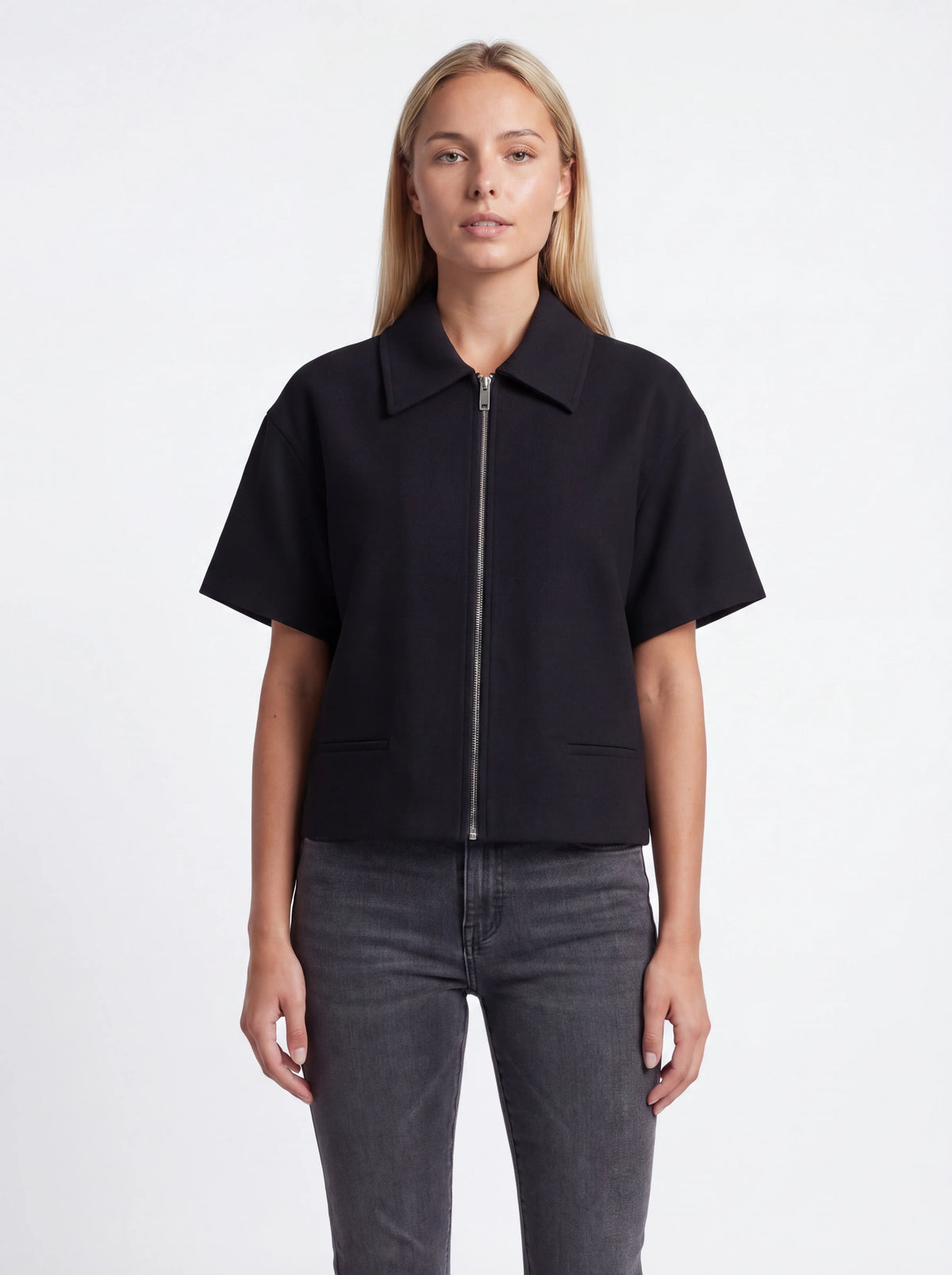 Oversized Blouse Jacket in Zwart met Korte Mouwen en Ritssluiting – Modern & Minimalistisch – Noëline