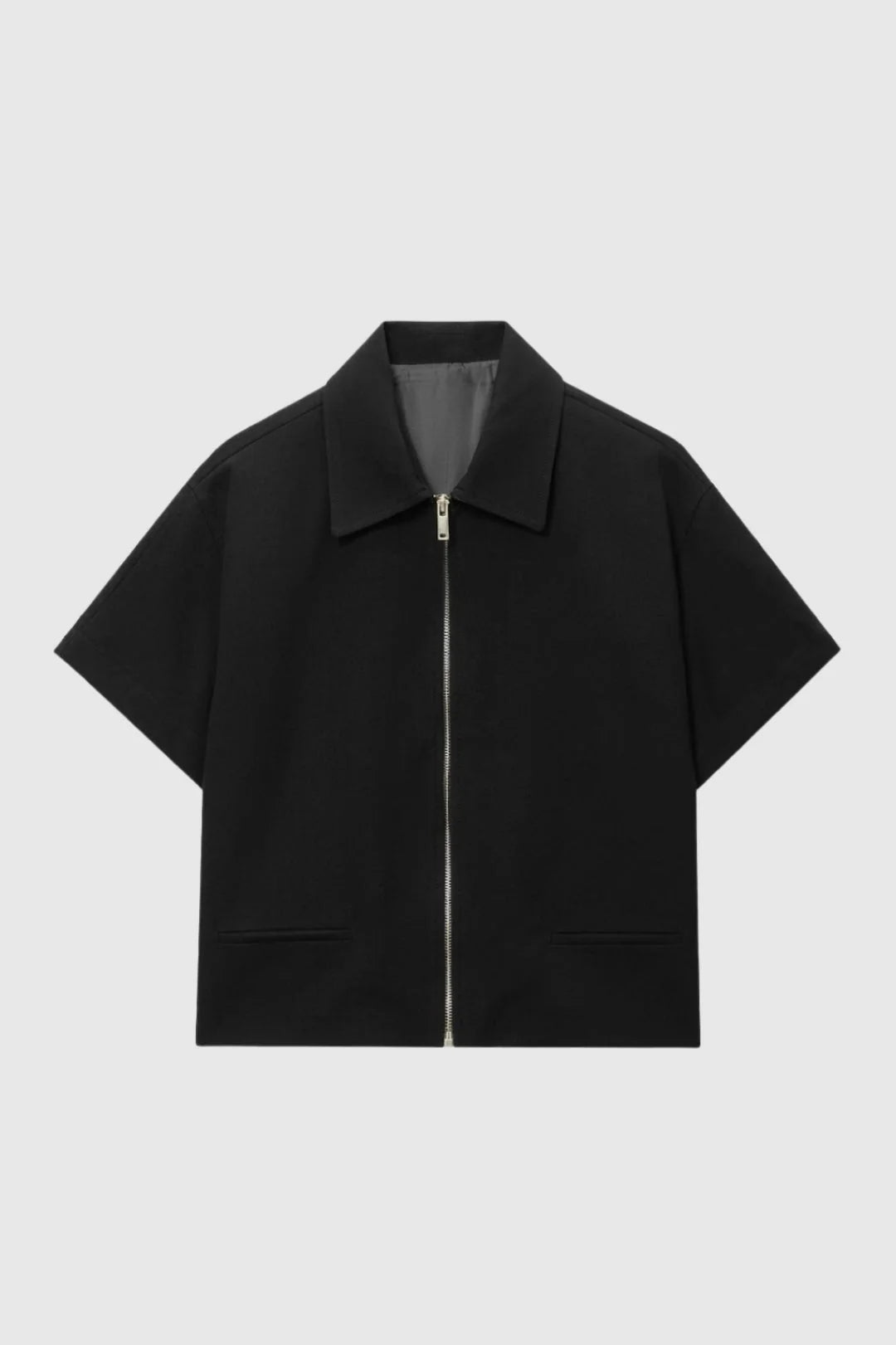 Oversized Blouse Jacket in Zwart met Korte Mouwen en Ritssluiting – Modern & Minimalistisch – Noëline