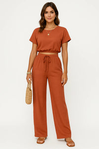 Tweedelige Set met Crop Top en Wijde Broek met Trekkoord – Trendy & Comfortabel – Nolvine