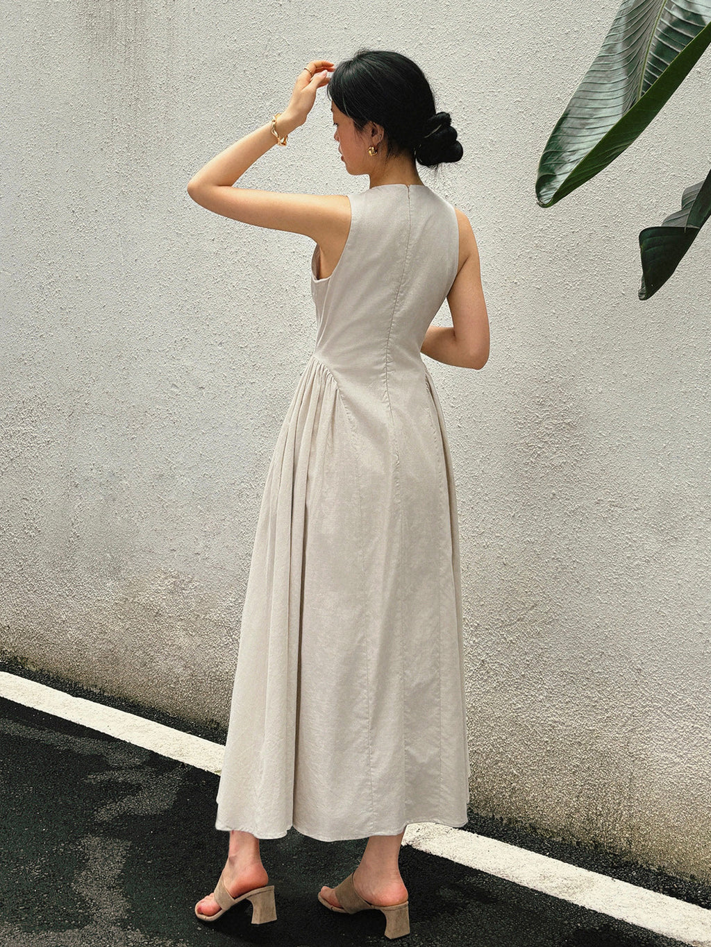 Dames Maxi Jurk met Uitsnede Halslijn en Knopdetails – Elegant & Tijdloos – Nyvera
