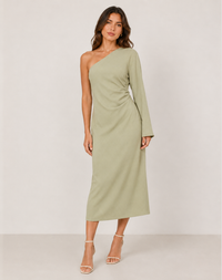 Vrouw in saliegroene one-shoulder midi-jurk met lange klokmouw, vooraanzicht