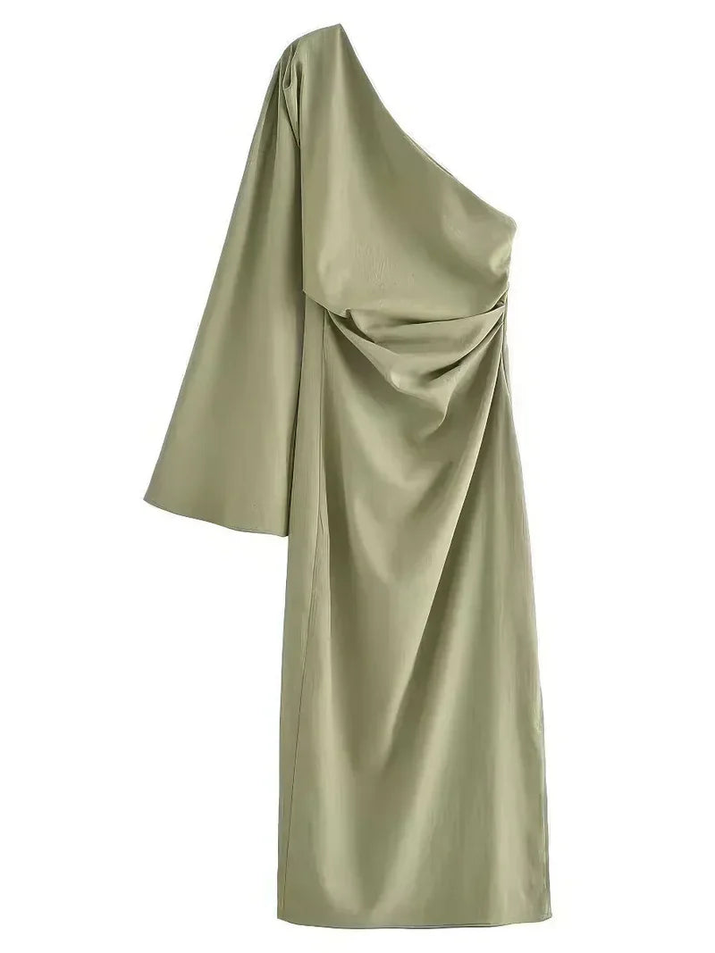 Saliegroene one-shoulder jurk met gedrapeerde taille, liggend
