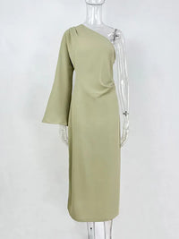 Saliegroene one-shoulder midi-jurk op paspop, voorkant