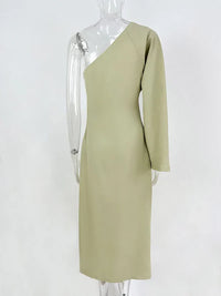 Saliegroene one-shoulder midi-jurk op paspop, zijkant