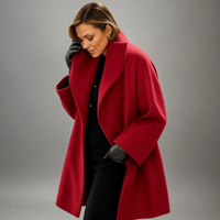 Rode dames jas met wollook en lage schouderlijn