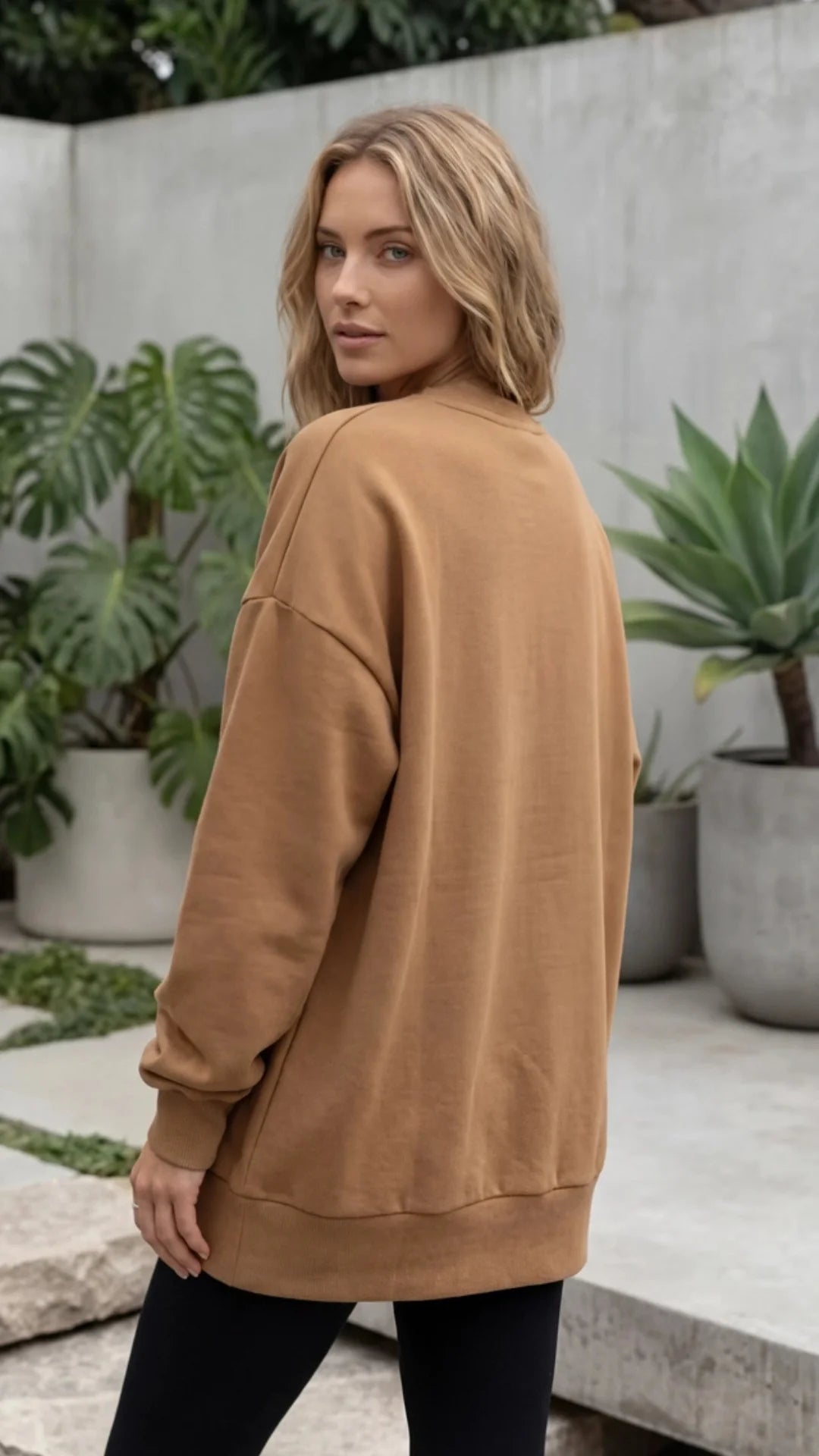 Bruine oversized sweater met ruime mouw en geribde boord bij de pols