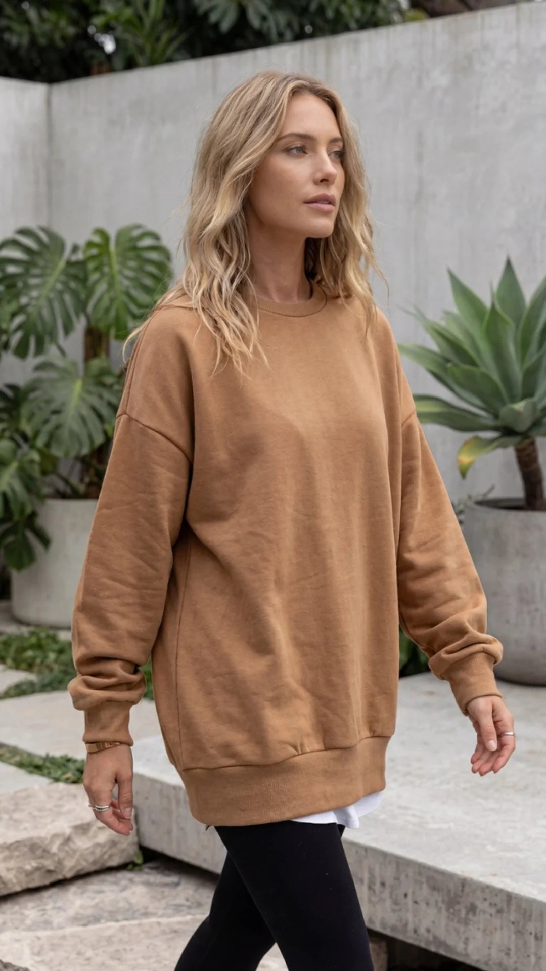Dames sweater in bruin met verlengde lengte, in beweging gedragen