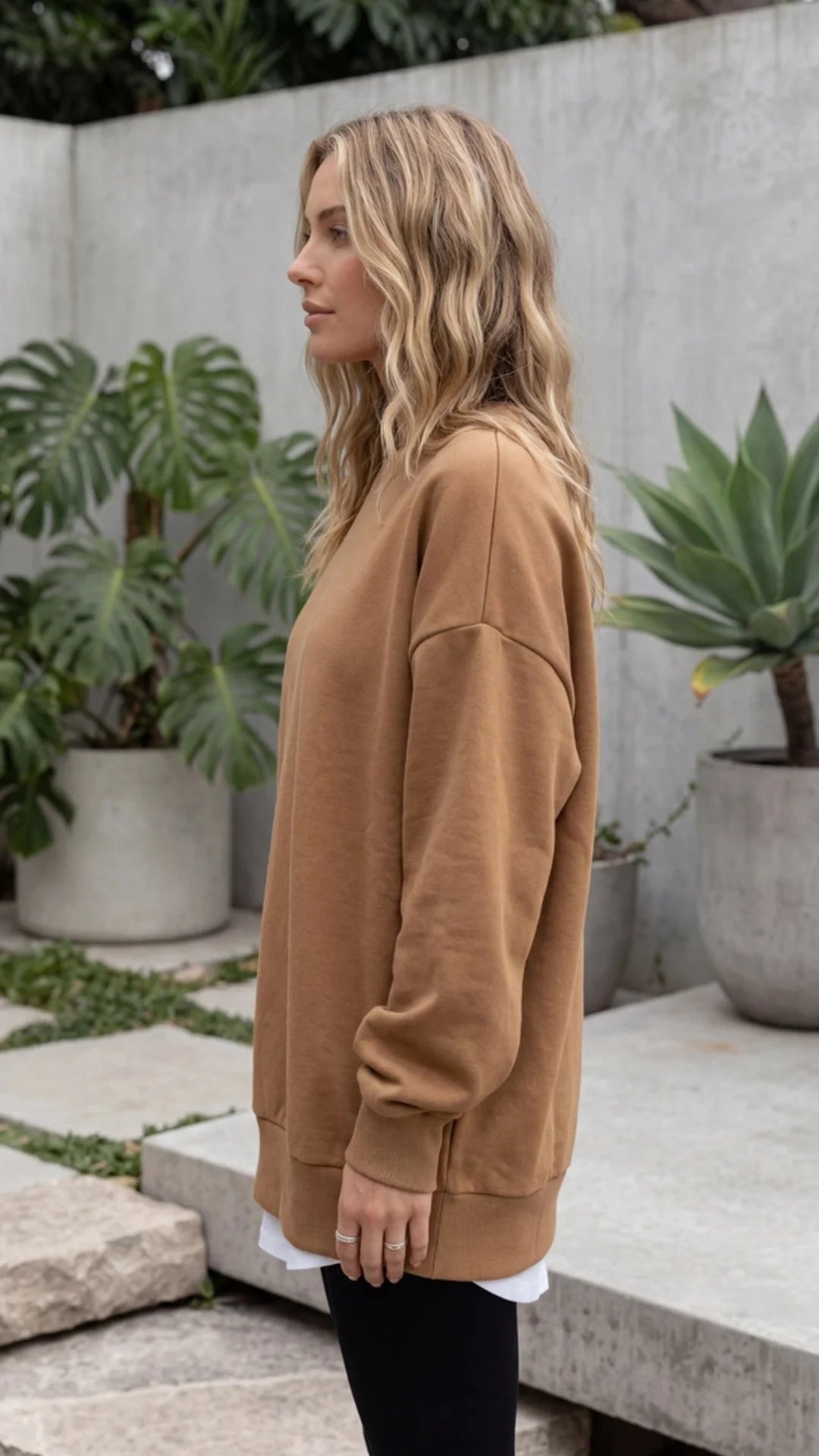 Zijaanzicht van bruine dames sweater met laag aangezette schouders