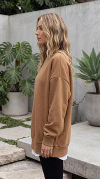 Zijaanzicht van bruine dames sweater met laag aangezette schouders