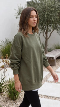 Legergroene sweater dames met laag aangezette schouder en ruime mouw