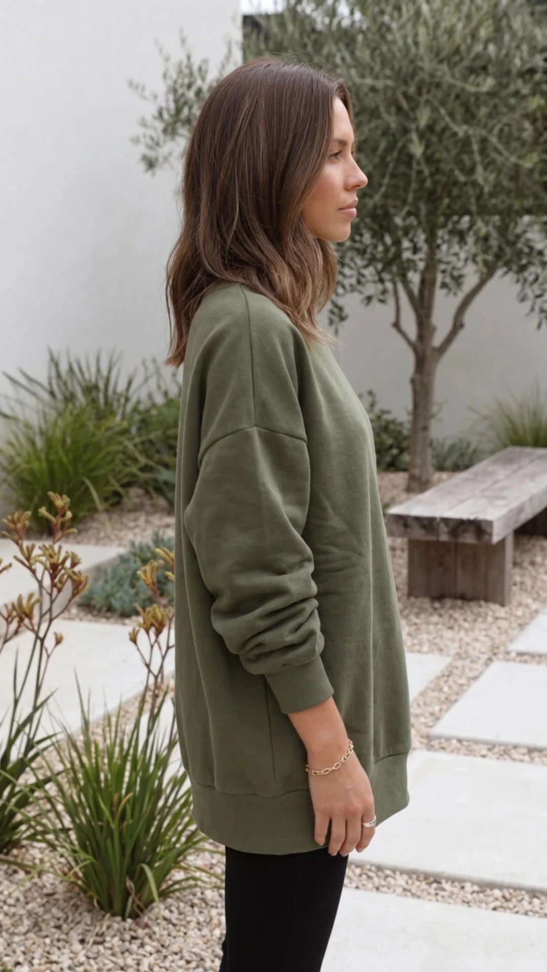 Zijaanzicht van legergroene dames sweater tot ruim over de heup