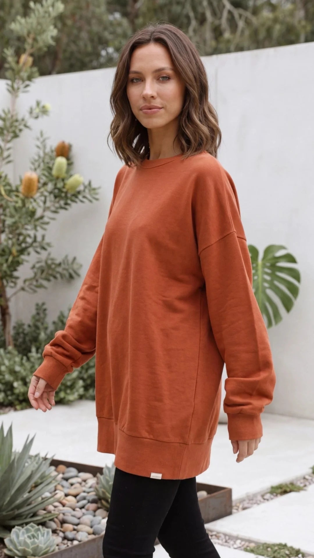 Oranje dames sweater met verlengde lengte, in beweging gedragen