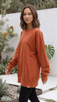 Oranje dames sweater met verlengde lengte, in beweging gedragen