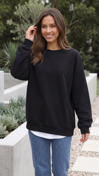 Zwarte dames sweater met lange mouwen, gedragen tijdens het lopen