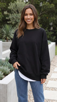 Zwarte oversized dames sweater met ronde hals bij een blauwe jeans