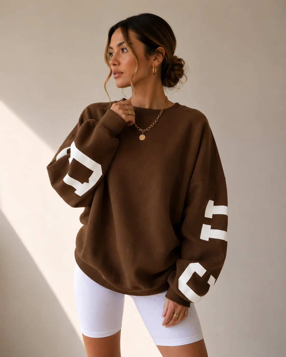 Bruine oversized dames sweater met laag aangezette schouders