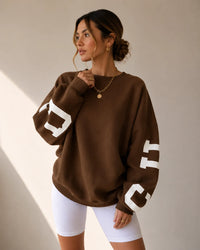 Bruine oversized dames sweater met laag aangezette schouders