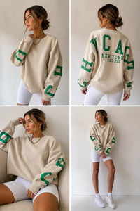 Zandkleurige sweater dames met blokletters op beide mouwen