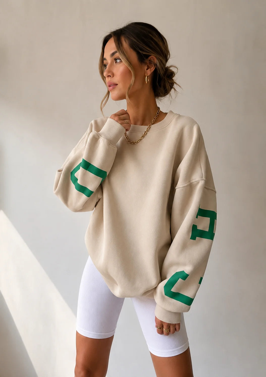 Zandkleurige oversized dames sweater met varsity print op de mouw