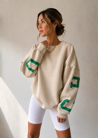 Zandkleurige oversized dames sweater met varsity print op de mouw