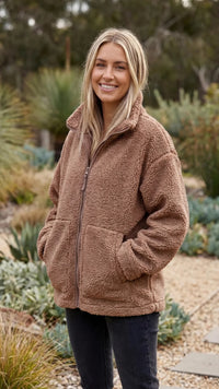 Bruine oversized dames teddy jas met rits en zakken op heuphoogte