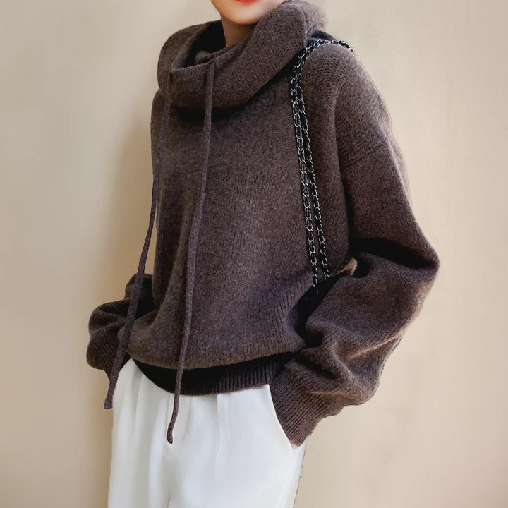 Zijaanzicht van de bruine oversized coltrui met verlaagde schouders