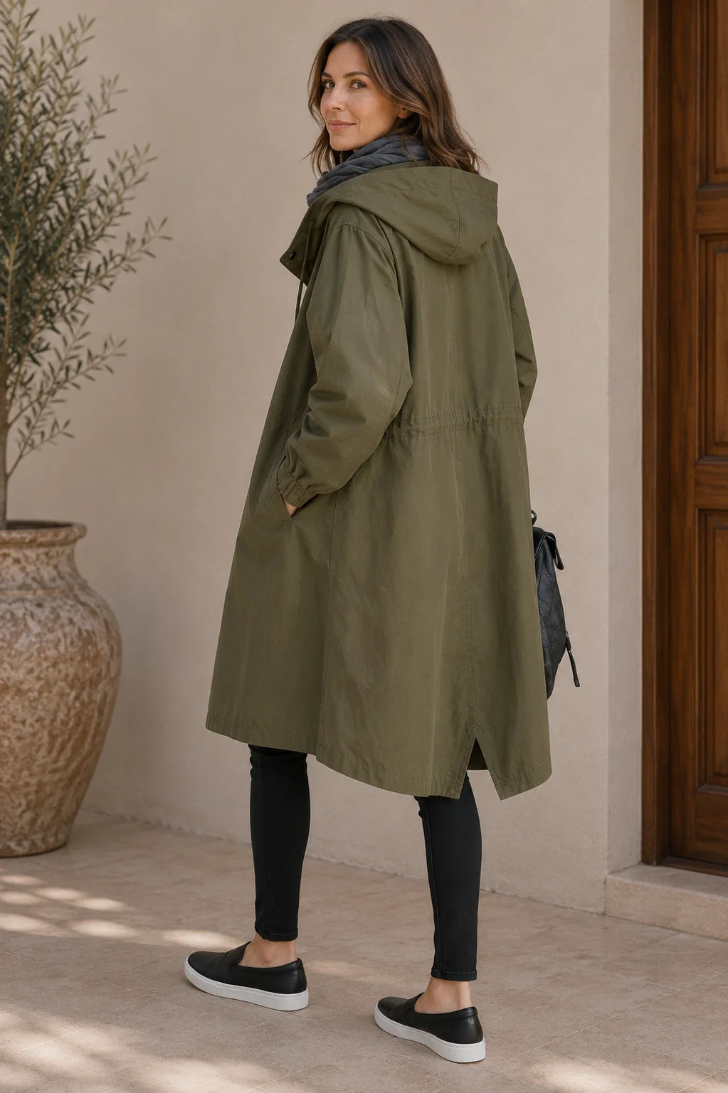 Groene oversized jas met capuchon, van achteren en opzij gezien