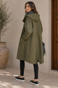 Groene oversized jas met capuchon, van achteren en opzij gezien