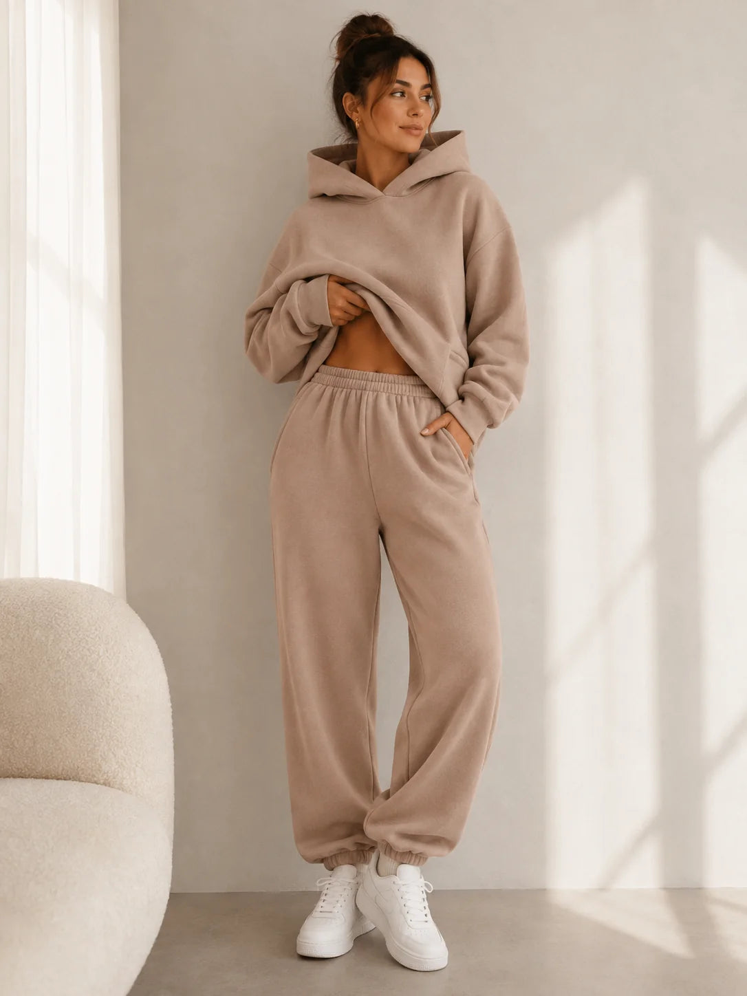Taupe tweedelig huispak met hoodie en broek met elastische taille