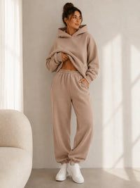 Taupe tweedelig huispak met hoodie en broek met elastische taille