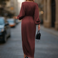 Maxi Jurk met Satijnen Look, Lange Mouwen en Taille-accent – Elegant & Verfijnd – Pernelle