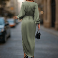 Maxi Jurk met Satijnen Look, Lange Mouwen en Taille-accent – Elegant & Verfijnd – Pernelle