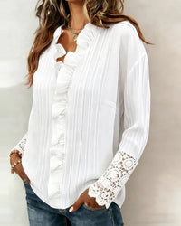 Witte Blouse met Lange Mouwen, Ruches en Kanten Manchetten – Vrouwelijk & Verfijnd – Pétronille