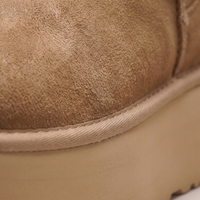 Detail van de suèdelook en de plateauzool van de camel enkellaarsjes