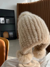 Pluizige oorflapmuts met pompons voor dames in beige