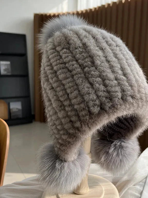 Pluizige oorflapmuts met pompons voor dames in grijs