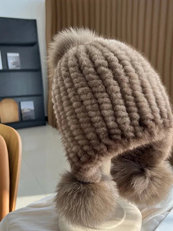 Pluizige oorflapmuts met pompons voor dames in taupe